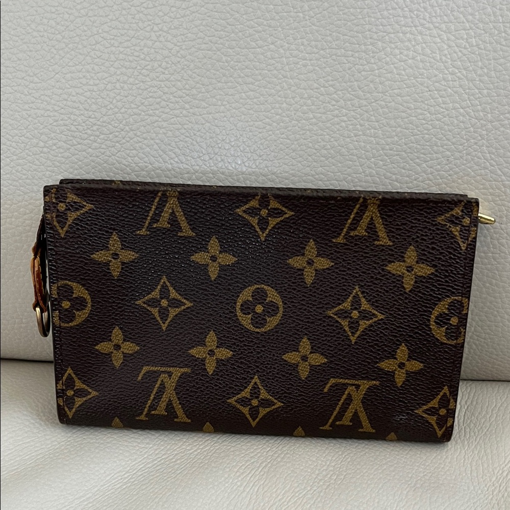 Louis Vuitton Canvas Pouch in Classic Monogram - Picture 2 of 10